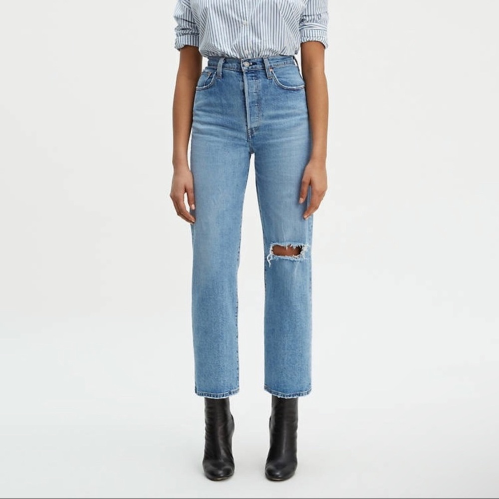 Levi's Ribcage Straight premium denim button
fly distressed knee womens size 29